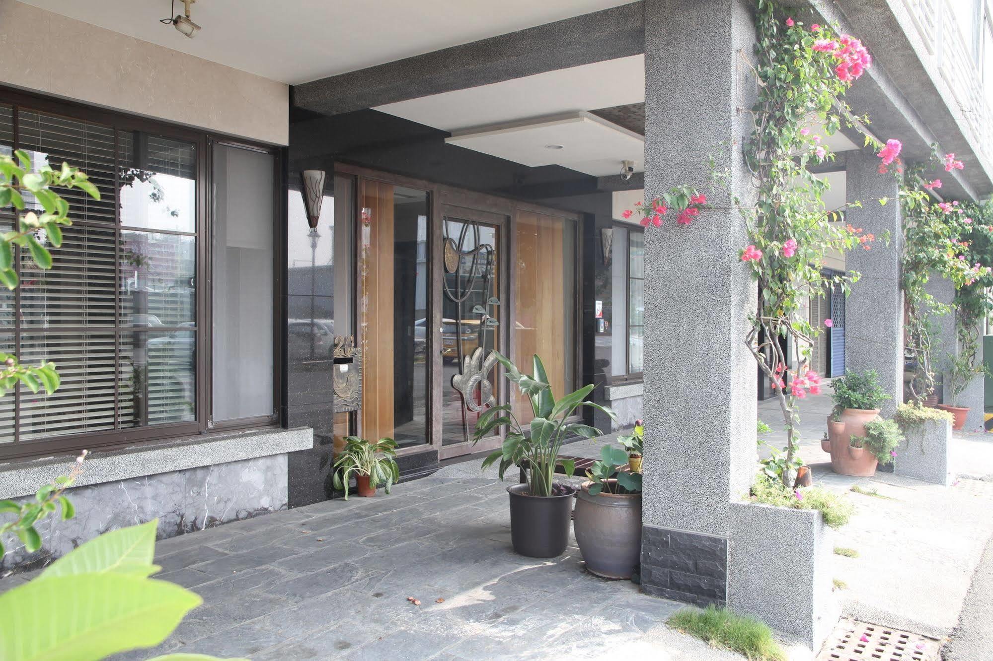 Key We Go Hotel 奇遇果人文旅店 Tainan Buitenkant foto
