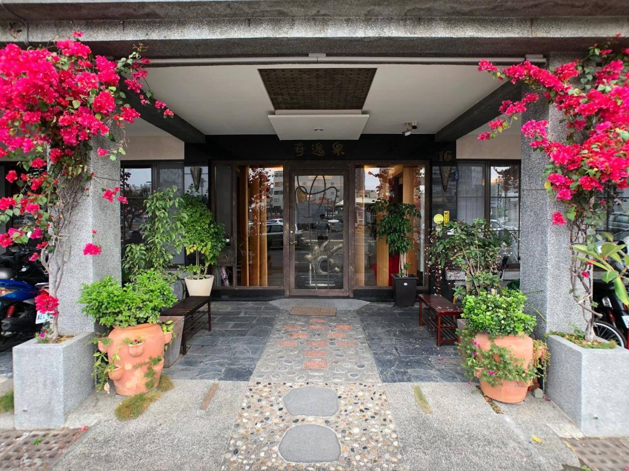 Key We Go Hotel 奇遇果人文旅店 Tainan Buitenkant foto